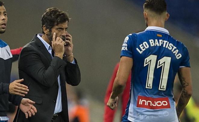 Quique charla con Baptistao en un partido.