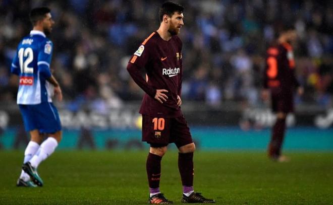 Messi se lamenta tras fallar el penalti.