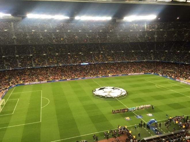 Momento en el que el himno sonaba en el Camp Nou.