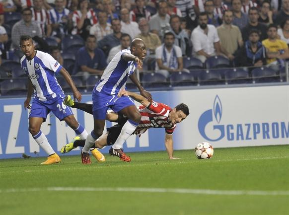 Aduriz pelea como un jabato en Oporto. FOTO:athletic