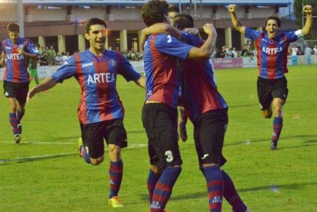 Ander Vitoria celebra el gol con sus compañeros. FOTO:sdleioa