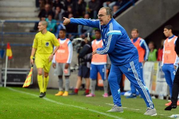 Bielsa siempre se muestra enérgico en el banquillo. FOTO:OM