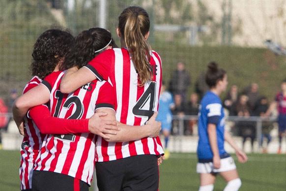 Las compañeras felicitan a Yulema Corres.