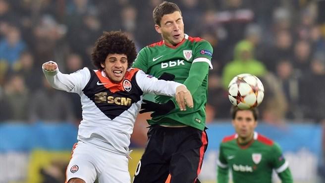 De Marcos salta por un balón ante el Shakhtar. FOTO:uefa