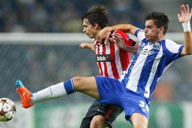 Iturraspe pelea un balón ante el Oporto.