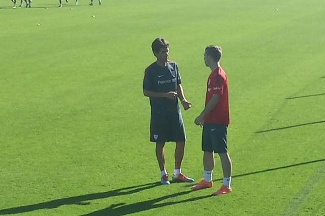 Muniain, con Clemente, se va sumando al grupo.