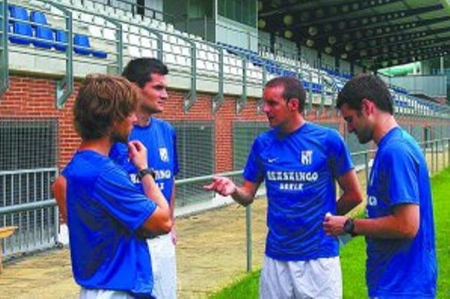 Iñaki Pola con su cuerpo técnico en el Beasain. FOTO:DV