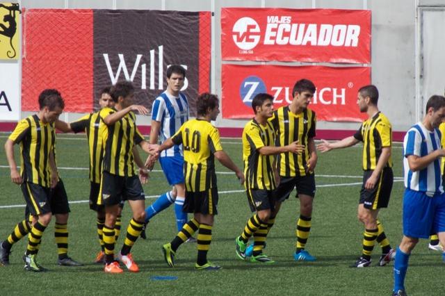 La plantilla del Portu celebra uno de sus goles.