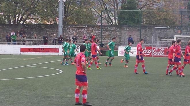 El Arenas, de verde, celebra uno de sus goles en Mallona.