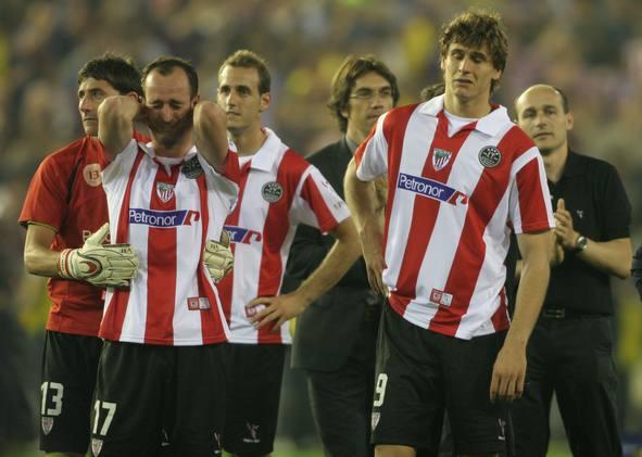 Los jugadores del Athletic, inconsolables, tras perder la final de Copa de 2009.