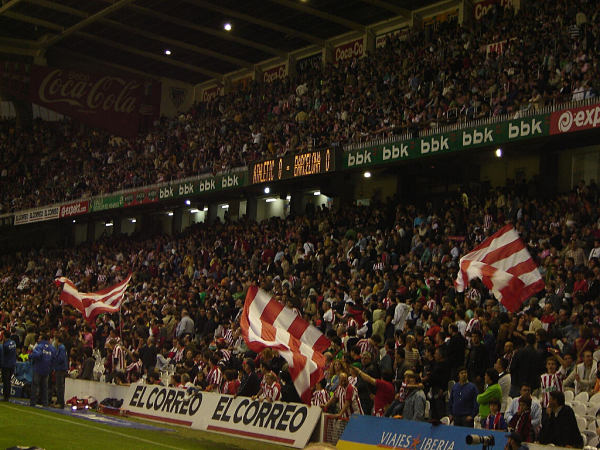 Los athleticzales lucen banderas en el viejo campo.