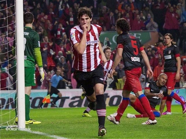 De Marcos celebra su gol al Atlético en la victoria por 3-0 cosechada en San Mamés en 2013 (Foto: DMQ).