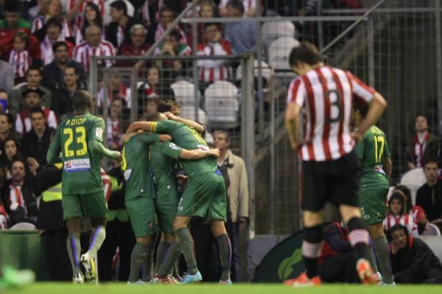 Los granotas celebran el gol de Juanlu en el último partido del viejo San Mamés.