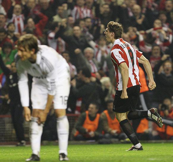 Llorente, con el '9' a la espalda, celebra un gol con el Athletic ante el Real Madrid.