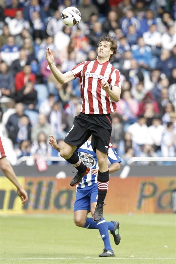 Fernando Llorente preparado para rematar de cabeza ante el Deportivo.