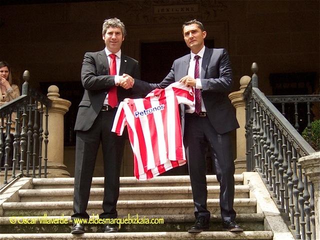 Urrutia y Valverde en las escalinatas de Ibaigane.