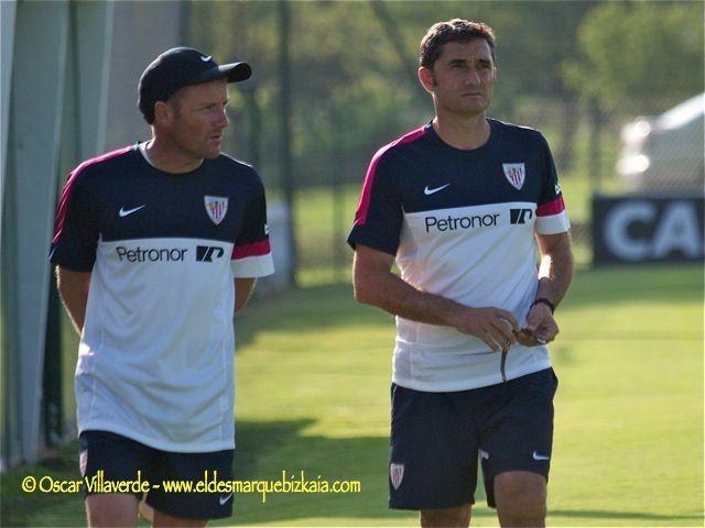 Valverde charla con el preparador físico (Foto: EDB).