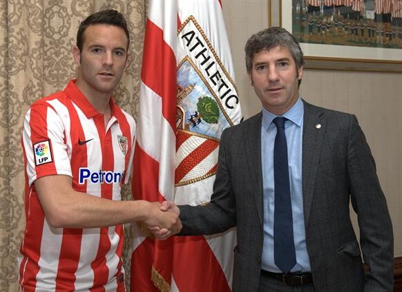 Borja Viguera con Josu Urrutia en su presentación como jugador el Athletic (Foto: Athletic Club).