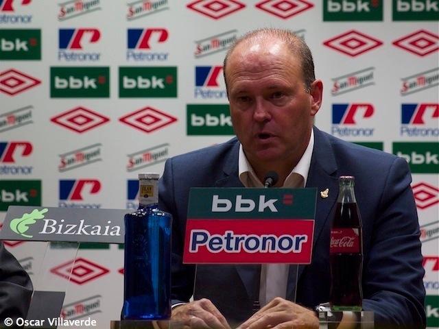 Pepe Mel tras un partido del Betis en Bilbao.