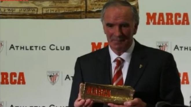 Iribar recoge emocionado en Ibaigane el Premio Leyenda de Marca.