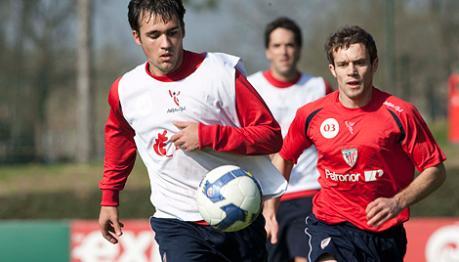 Unai Medina junto a Koikili en un entrenamiento del Athletic en Lezama en 2011.