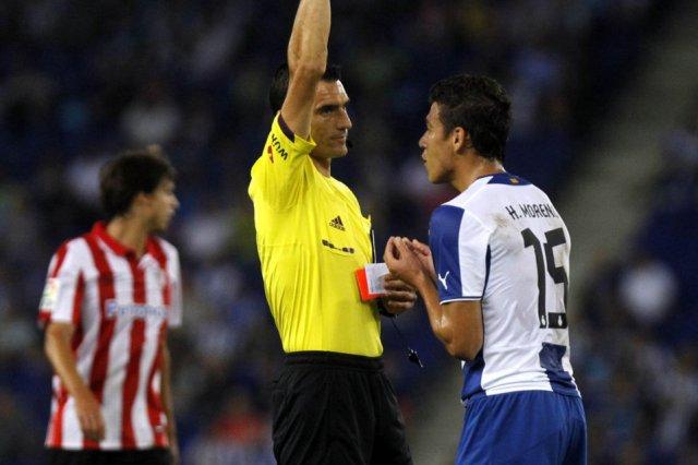 Martínez Munuera amonesta a Héctor Moreno en el Espanyol-Athletic.