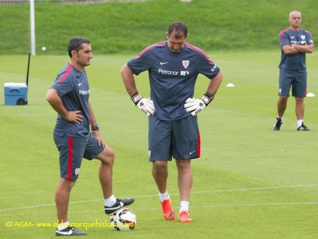 Ernesto Valverde entrenando en Lezama.