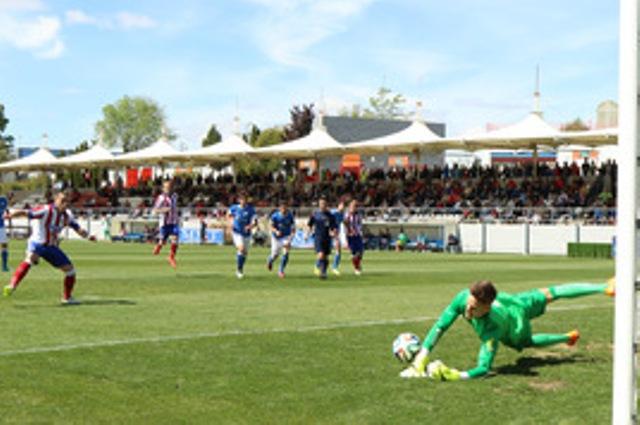 Remiro detiene el penalti a Aquino (Foto: Atlético de Madrid).