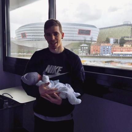 Muniain con su hijo en brazos y San Mamés al fondo.