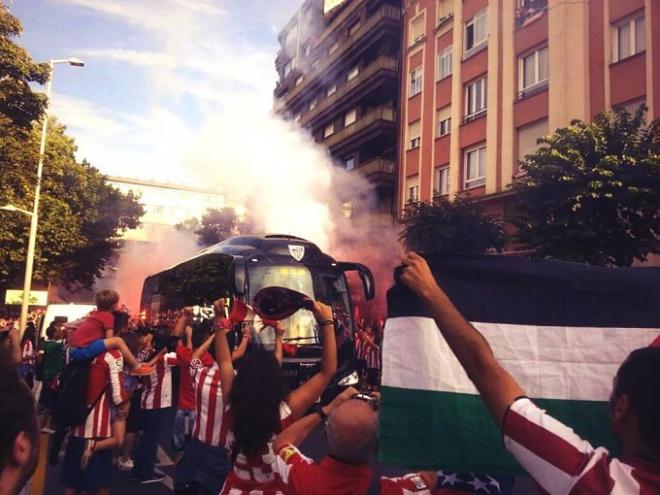 El autobús del Athletic, escoltado hacia San Mamés.