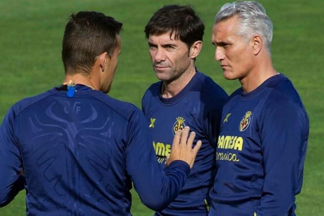 Marcelino charla con sus ayudantes (Foto: Villarreal CF).