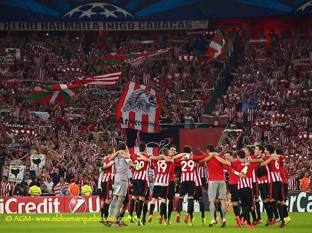El Athletic y la afición de San Mamés celebran el pase a la fase de grupos de la Champions tras vencer al Nápoles.