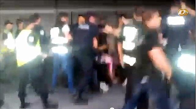 La policía carga contra los athleticzales.