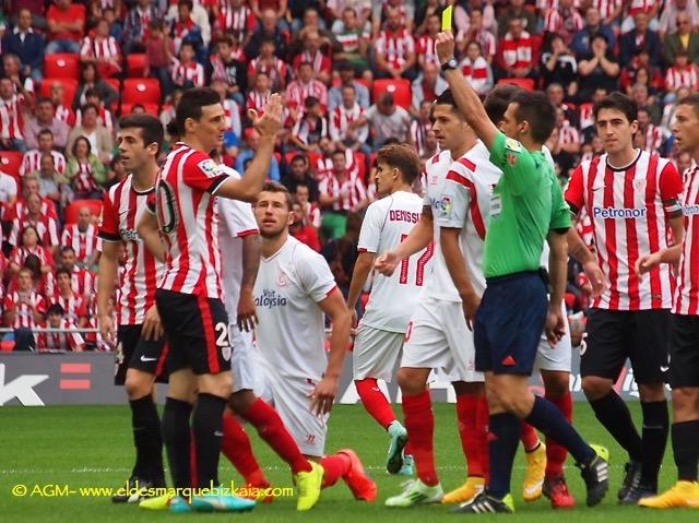 El árbitro debió expulsar a M'Bia, pero Aduriz se fue lesionado.