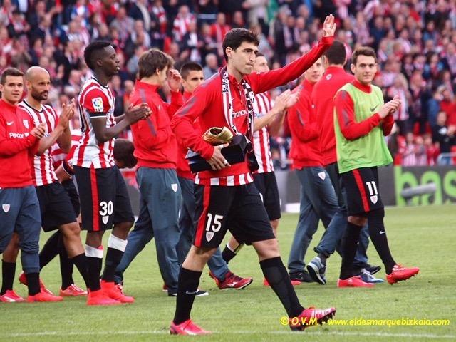 Aketxe aplaude a Iraola en el último partido del usurbildarra con el Athletic (Foto: DMQ Bizkaia).