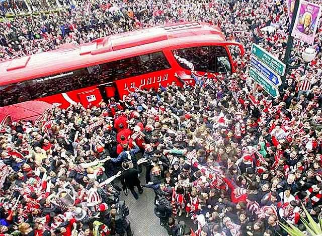 El Athletic Club camino de San Mamés.