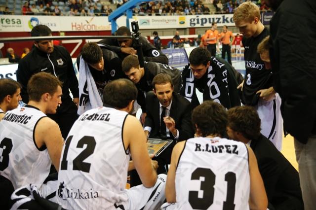 Sito Alonso da instrucciones en un tiempo muerto (ACBPhoto).