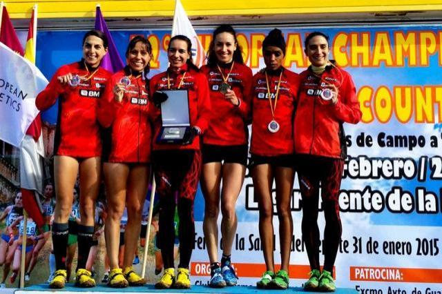 Las atletas del Bilbao Santutxu, con la medalla de plata (Foto: Bilbao Atletismo).