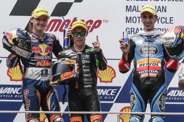 Vázquez acompañado en el podio por Miller y Rins.