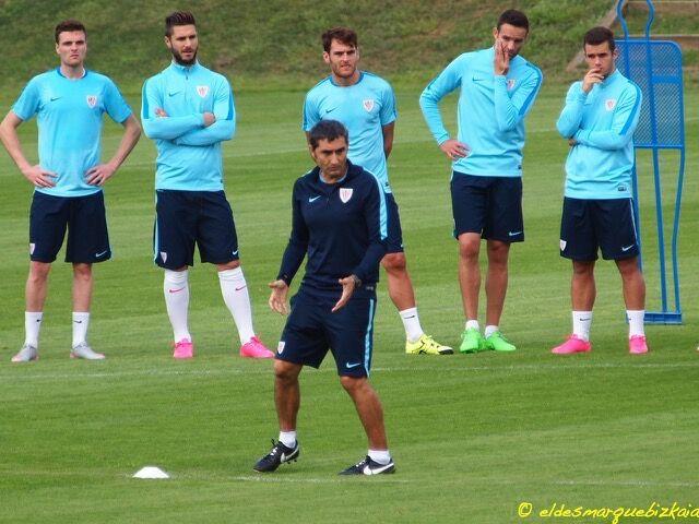 Ernesto Valverde dirigiendo un entrenamiento del Athletic en Lezama.