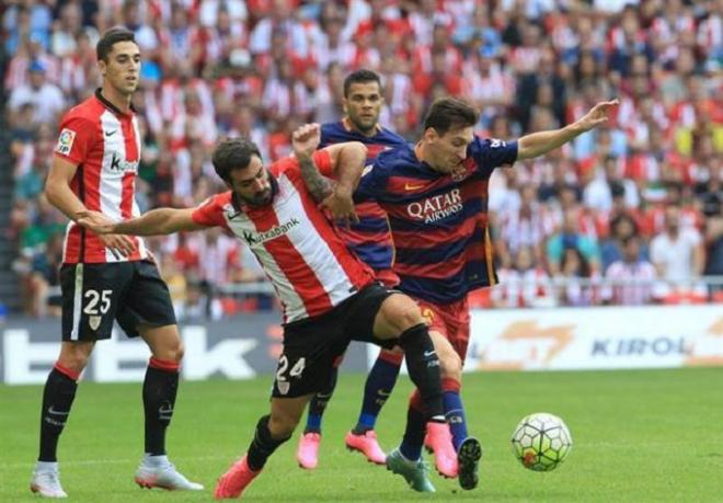 Balenziaga trata de quitar un balón a Messi en el último Athletic-Barça que abrió LaLiga.