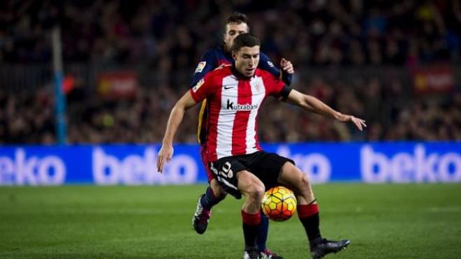 De Marcos aguantando el balón.