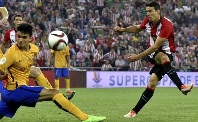 Aduriz marcó un 'hat trick' en la ida de la Supercopa.