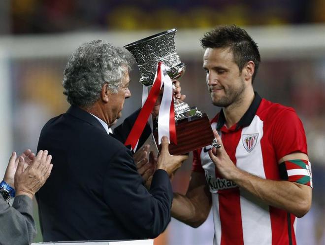 Ángel María Villar entrega la Supercopa a Gurpegi.