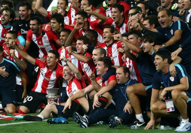 Los jugadores del Athletic celebran el título en el Camp Nou.