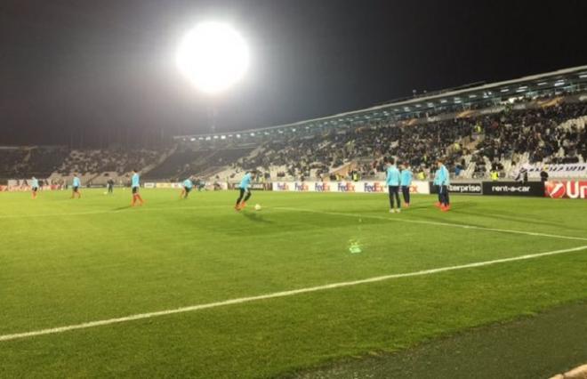 Los jugadores rojiblancos, calentando en el estadio de Belgrado.