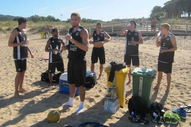 Los 'MIB' hidratándose después del esfuerzo (Foto: Bilbao Basket)