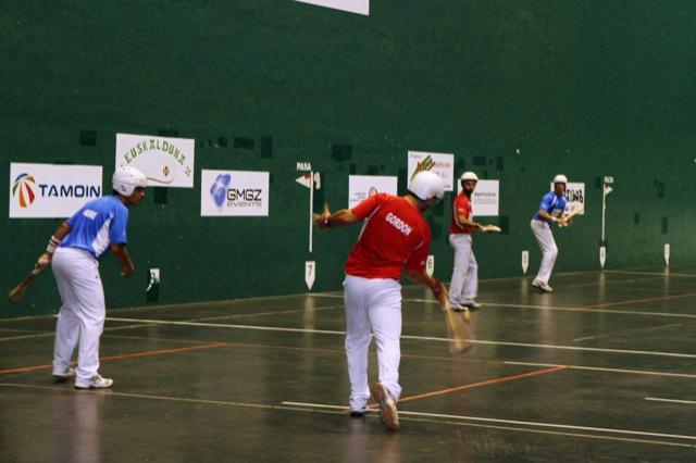 Gordon empala una pelota en la quiniela del Deportivo.