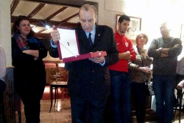 Koldo Aguirre premiado por la Federación Internacional de Peñas (FOTO: Desmarque).