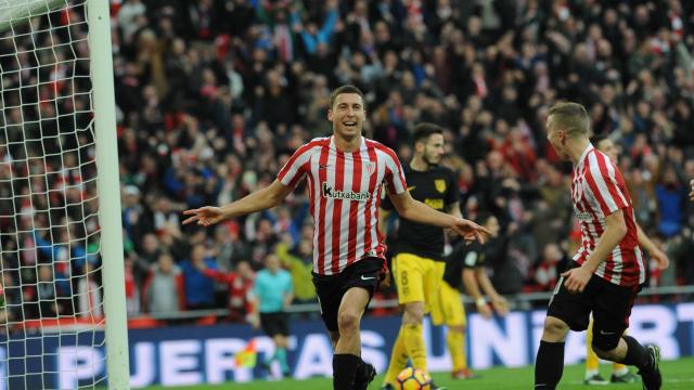 De Marcos celebra el segundo gol del Athletic en el empate 2-2 de la temporada 2016-2017 (Foto: LaLiga).
